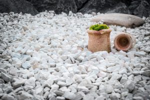 Jak wysypać kamienie w ogrodzie